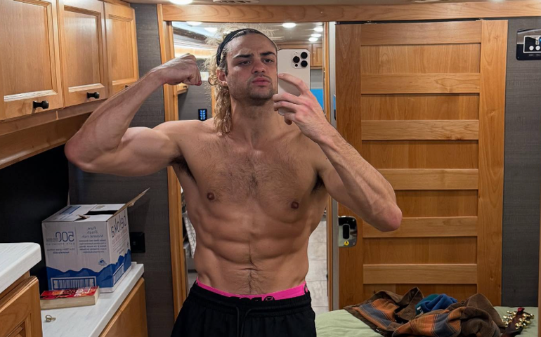 Noah Centineo choca fãs aos aparecer loiro e musculoso para viver Ken em 'Street Fighter'