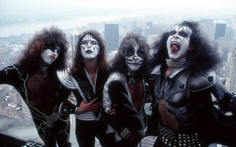 Banda Kiss comete gafe e mostra bandeira da Austrália durante um show na Áustria