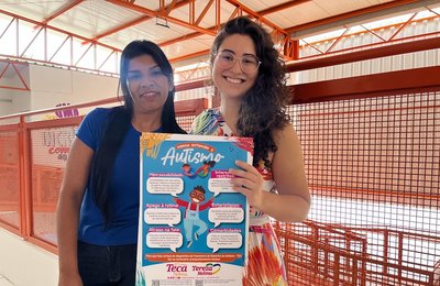 Teca Nelma percorre escolas de Maceió com cartazes informativos sobre o autismo