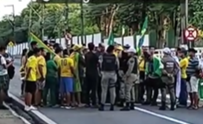 Bolsonaristas estão acampados na Fernandes Lima, em Frente ao 59º Batalhão do Exército Bolsonaristas estão acampados na Fernandes Lima, em Frente ao 59º Batalhão do Exército