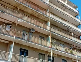 Mulher morre ao pular de janela de prédio na Itália com três filhos nos braços