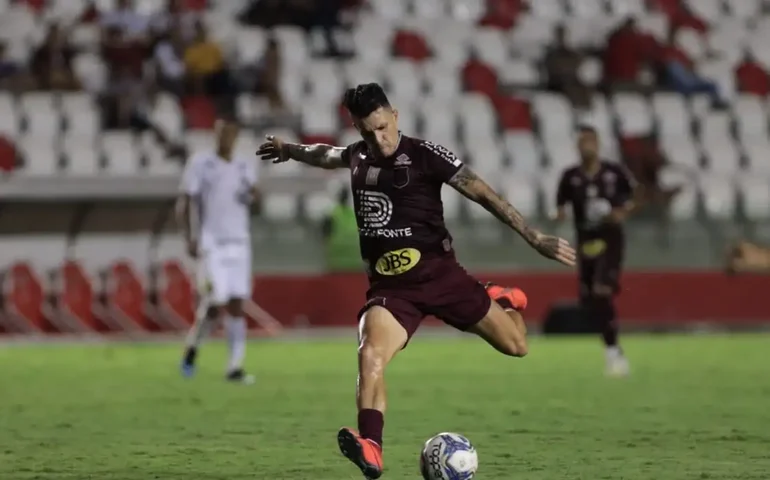 Náutico x Sport tem briga com a PM e duas invasões do mesmo torcedor no gramado