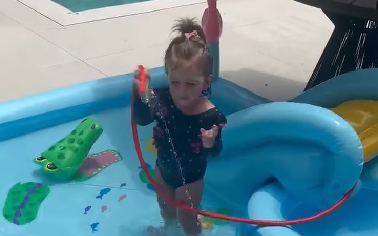 Bárbara Evans mostra funcionária inflando piscina com a boca e é criticada na web