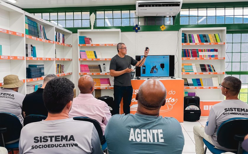 Agentes socioeducativos participam de treinamento para o uso de rádios transceptores