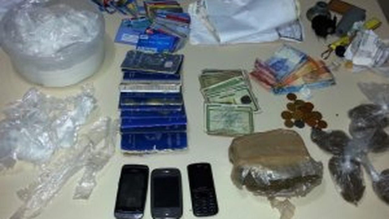 Menor é apreendida com 1 kg de maconha e cartões bancários