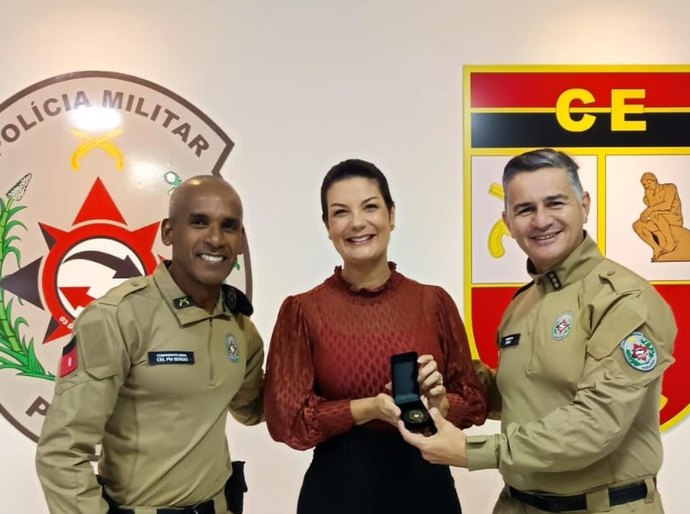 Perita criminal do IC de Maceió recebe medalha da Polícia Militar da Paraíba
