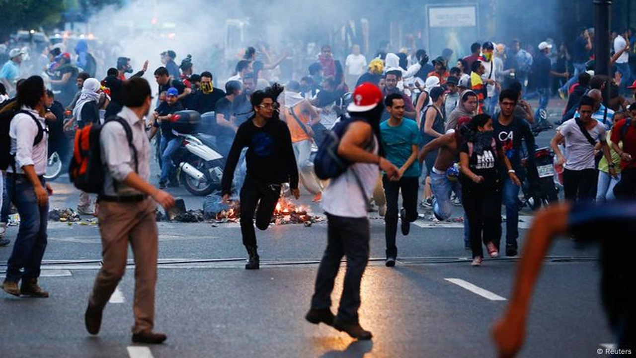 Homens mascarados invadem comitê da líder da oposição da Venezuela