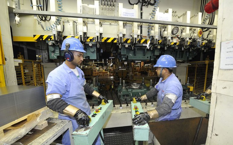 Produção industrial brasileira recua 1,4% em julho, mostra IBGE