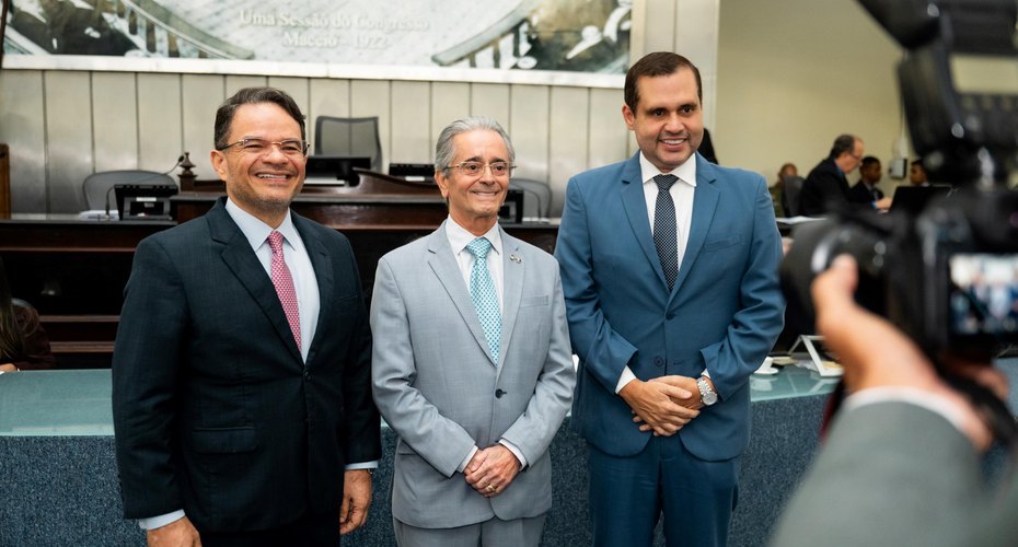Governador em exercício vai à Assembleia Legislativa e ressalta maturidade dos poderes em Alagoas