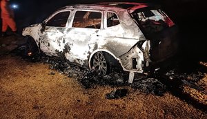 Carro pega fogo