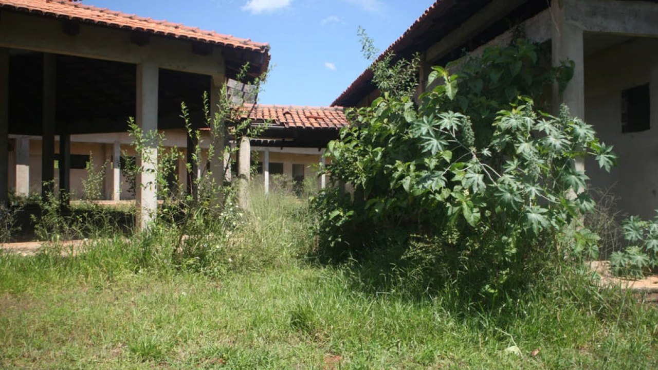 Governo abandona obras paradas e Monta um esquema de “escolas fake”