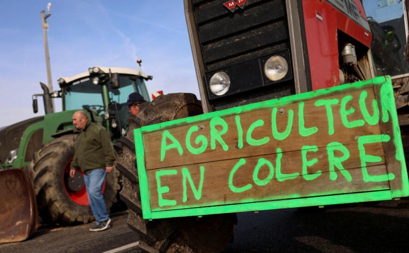 Agricultores decidem manter bloqueios na França, e onda de protestos na Europa também é adotada pela Espanha