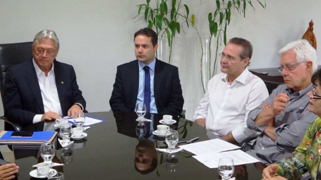 Renan participa de reunião para discutir novos aeroportos em Alagoas