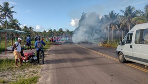 Manifestantes bloqueiam trecho da Rodovia SE-100 em Indiaroba