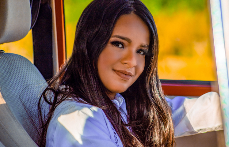 MK aposta em Aline Souza, que canta em três idiomas