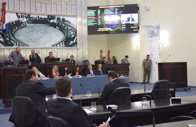 Deputados aprovam projeto e analisam vetos governamentais