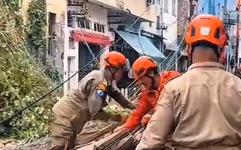 Casarão no centro do Rio de Janeiro desaba e uma pessoa morre