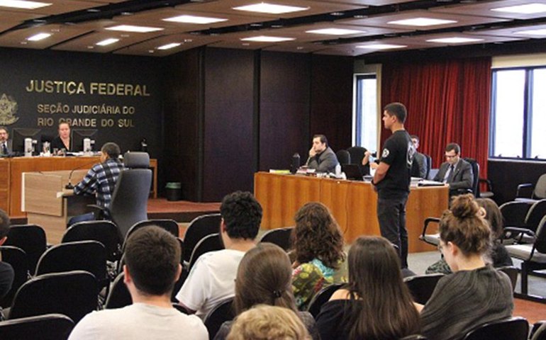 CNJ afasta por 60 dias desembargador que postou 'padrão das eleitoras' de Lula e Bolsonaro
