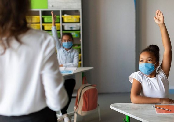 SP libera máscaras para alunos e professores nas áreas externas das escolas