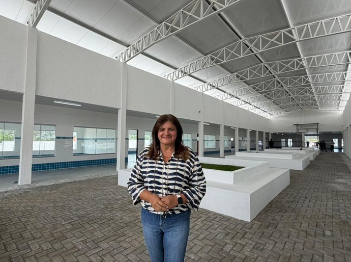 Prefeita Ziane Costa divulga evolução das obras na Escola Manoel Menezes e destaca o 'antes e depois' da unidade