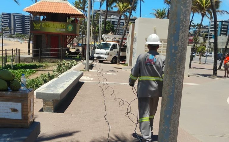 Ilumina repõe cabeamento furtado e restabelece iluminação no Posto 7, na Jatiúca