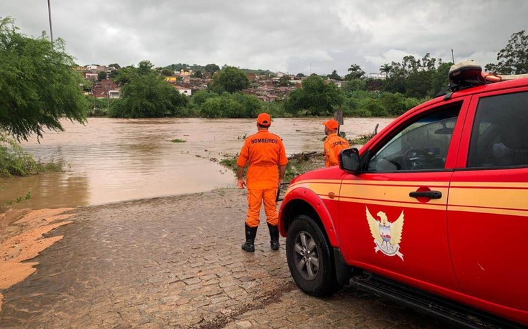 Corpo de Bombeiros reforça efetivo e intensifica ações para minimizar impactos das chuvas