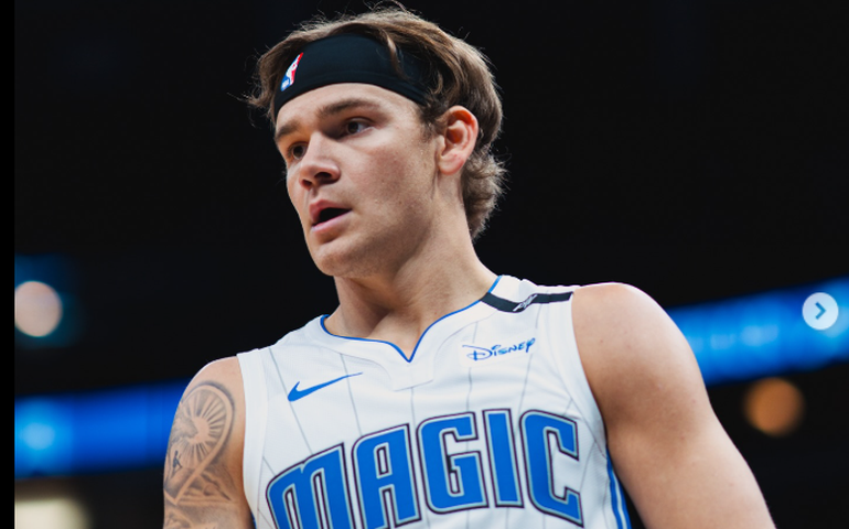 Jogador da G-League supera desafiantes da NBA e conquista o tri de enterradas do All-Star Game