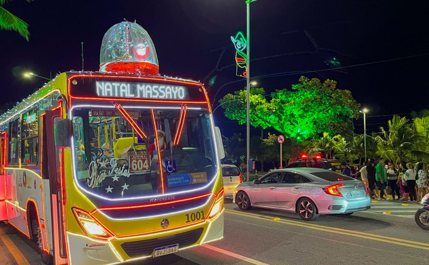 Crianças visitam decoração natalina da orla marítima