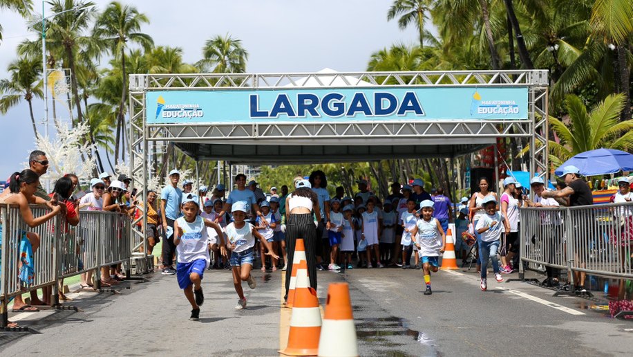Maratoninha da Educação leva centenas de estudantes à Orla de Maceió