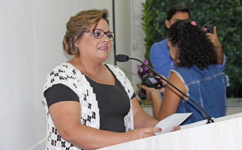 Secretária Esvalda Bittencourt recebe comenda Selma Bandeira