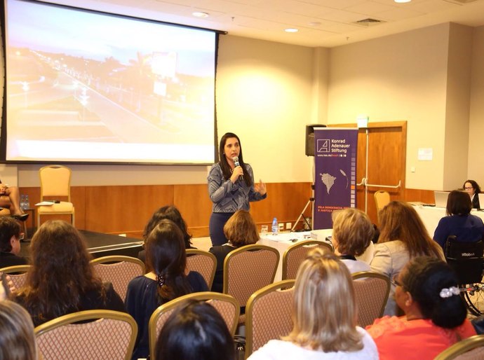 Pauline Pereira faz palestra sobre políticas públicas sociais em seminário no DF