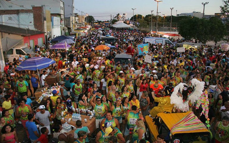 Folia de Rua leva milhares de arapiraquenses ao Bosque das Arapiracas