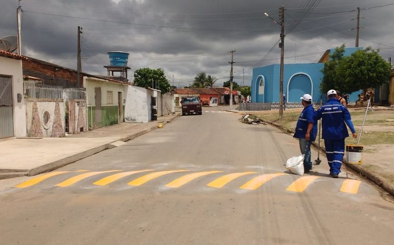 Bairros da área do Lago da Perucaba recebem sinalização de trânsito