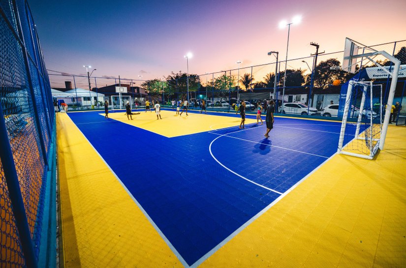 Moradores do Benedito Bentes lotam novo parque linear na noite de inauguração