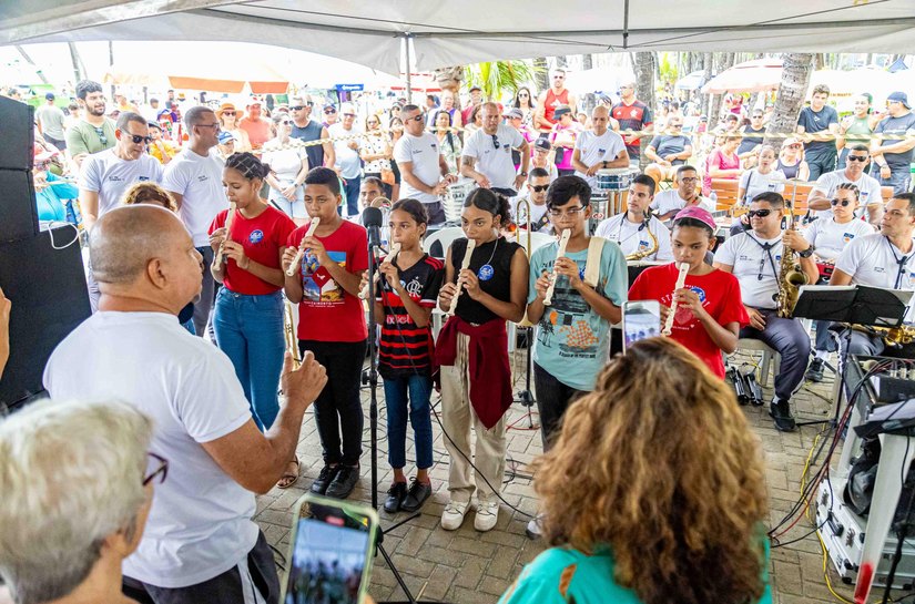 PM leva música e diversão a crianças na orla de Maceió