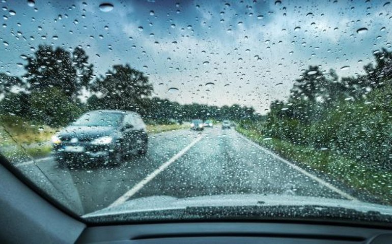 Dirigir na chuva exige atenção redobrada dos condutores