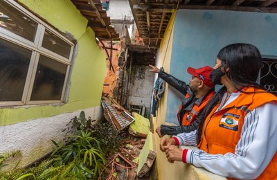 Prefeitura de Maceió presta assistência às famílias em locais com riscos de desabamento 