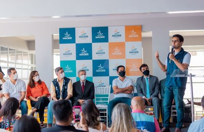 Prefeito JHC, entrega creche esperada há mais de dez anos por moradores do Vergel