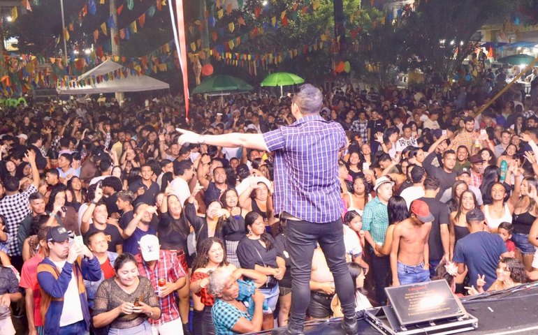 Multidão lota Praça da Independência em noite de forró e chuva no São João do Povo