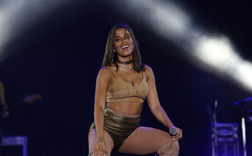 Anitta capricha na sensualidade e o no bronzeado em show de Salvador