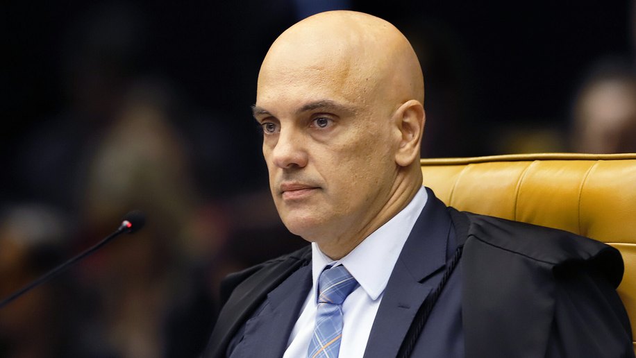Moraes determina vigilância em tempo integral para Bolsonaro