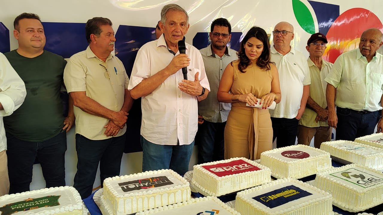 Parabéns, Arapiraca! 4 mil fatias de bolo são distribuídas na comemoração do centenário