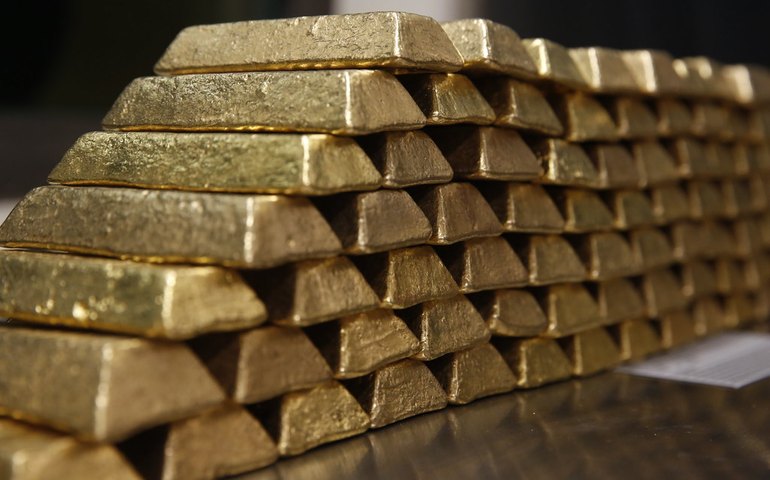 Ouro fecha em baixa, apesar de cautela, com dólar forte e compensação de perdas