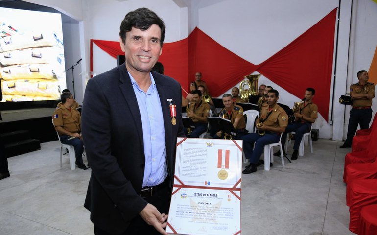 Na Semana do Bombeiro, secretário de Educação recebe Medalha do Mérito Militar