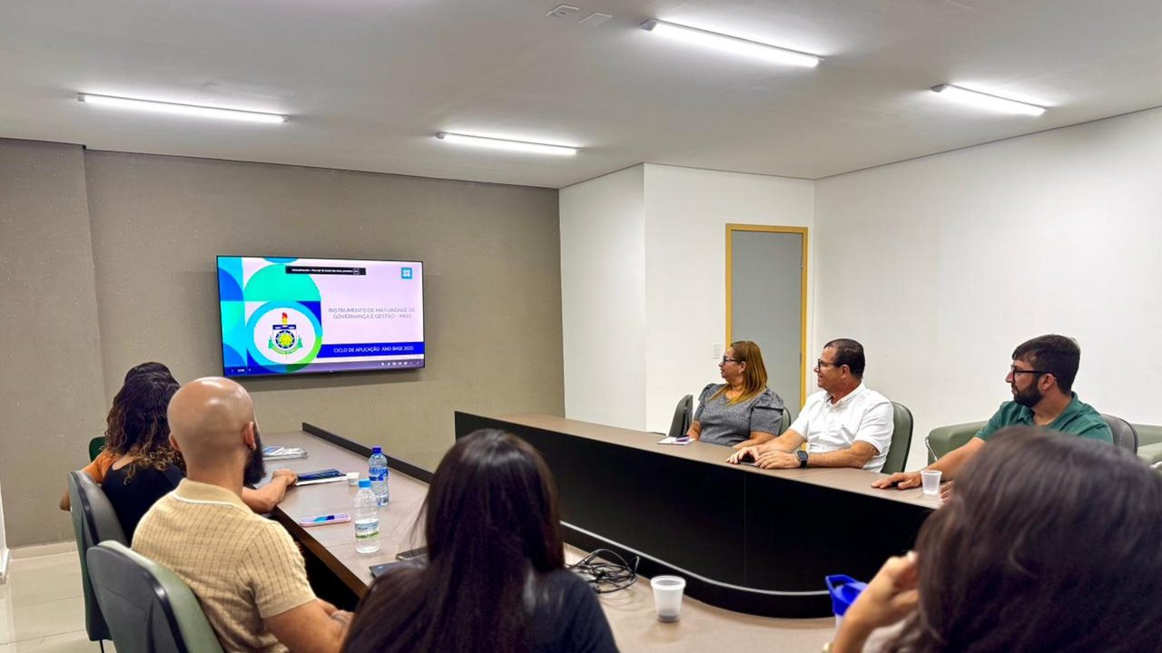 Comitê da Uncisal apresenta ferramenta de avaliação da gestão à reitora e inicia novo ciclo