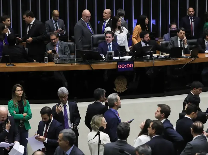 Câmara derruba voto secreto em PEC da Blindagem por falta de quórum