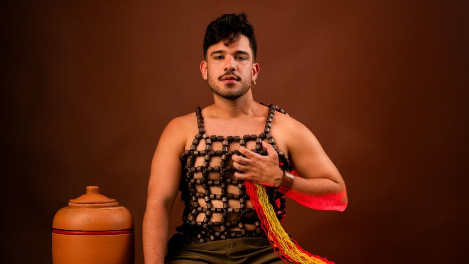 Show Brasileiríssimo, do cantor Matheus Fonttes, chega ao Theatro Homerinho com edição comemorativa de dois anos