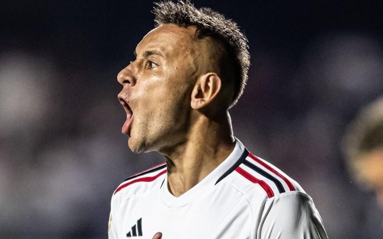 Rafinha treina e reforça o São Paujo diante do Corinthians na semifinal da Copa do Brasil