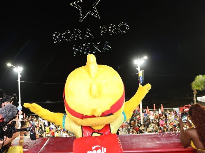 Canarinho cai na folia no Carnaval de Salvador e ganha homenagem do iFood em espetáculo de drones