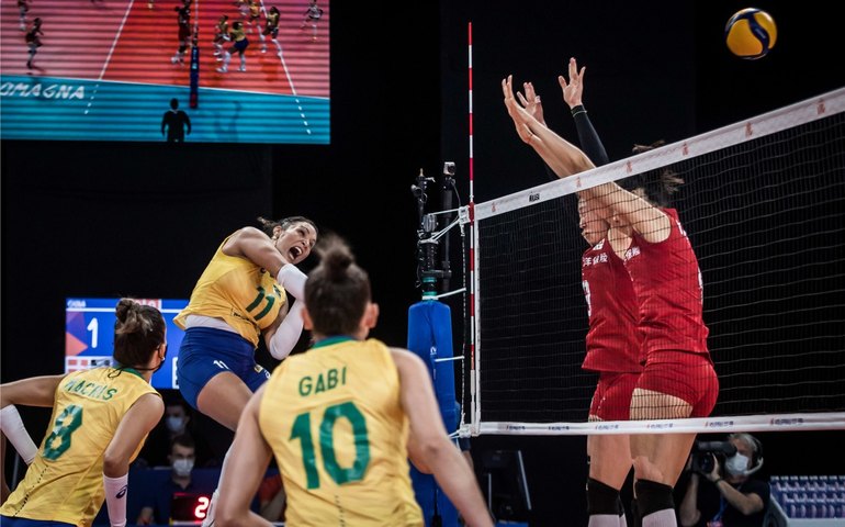 Com desfalques, seleção feminina de vôlei perde da China em estreia na Liga das Nações